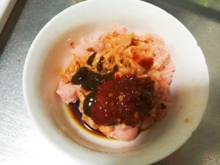 2、家常版肉臊面（含超简单辣椒油做法）,加入少量的生抽、料酒、一勺郫县豆瓣酱