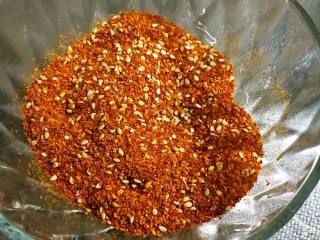 11、家常版肉臊面（含超简单辣椒油做法）,附：辣椒油的做法：辣椒粉与白芝麻混合放到碗内