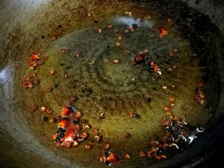 12、家常版肉臊面（含超简单辣椒油做法）,锅内放油热至8成放入花椒和八角，小火慢炸差不多10分钟，一定要小火要不然香料会糊，充分炸出香味后捞出花椒和八角。油出锅前转大火烧至冒烟。