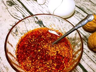 14、家常版肉臊面（含超简单辣椒油做法）,放凉后就会变的更加红亮，是不是超简单。做好放瓶子里能保存很长时间。