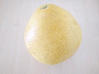 1、蜂蜜柚子茶,柚子选大一点的，颜色浅一点的，这种柚子就会熟一点，甜一点