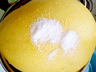 2、蜂蜜柚子茶,先用食用盐把表皮搓一遍，冲洗干净后再重复动作两遍，把表面的蜡给清洗干净。