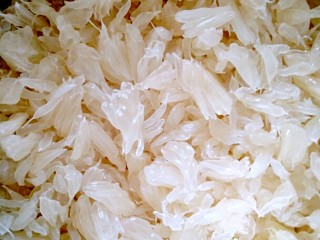 4、蜂蜜柚子茶,再把果肉撕开，去杂质