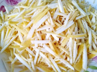 7、蜂蜜柚子茶,再把它切成丝