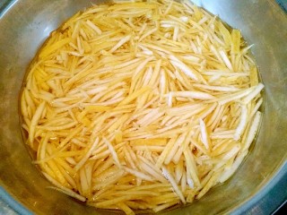 8、蜂蜜柚子茶,放入干净的锅里加上适量的水煮开