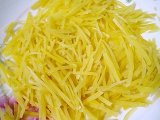 9、蜂蜜柚子茶,再把它捞起来倒掉水，重新放入干净的水继续煮开