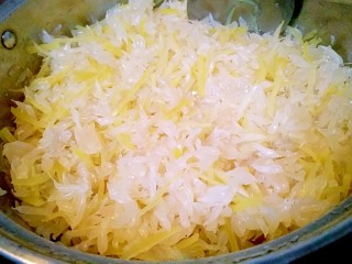 11、蜂蜜柚子茶,再把它放入果肉里搅拌均匀，一起腌制2-3小时，腌制过程中要经常搅拌一下