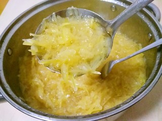 12、蜂蜜柚子茶,等到汁水腌制出来1/3时就可以上锅煮了，小火慢煮边煮边搅拌，直至熬到果肉软烂，汁水变浓稠即可