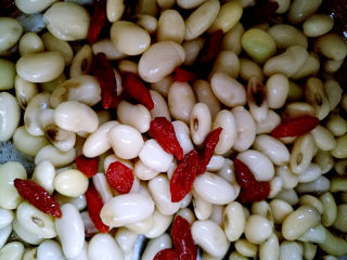 4、红枣枸杞豆浆,加入枸杞