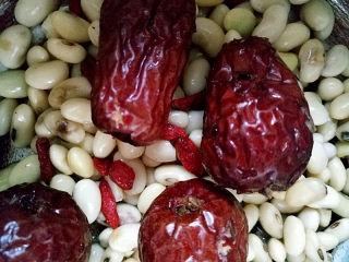 6、红枣枸杞豆浆,放入高压锅