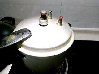 8、红枣枸杞豆浆,中火煮至上汽即可关火