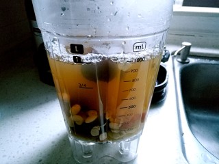 9、红枣枸杞豆浆,待高压锅解压后，将所有食材倒入破壁机搅拌杯