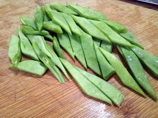 3、豆角土豆面,大扁豆切粗条