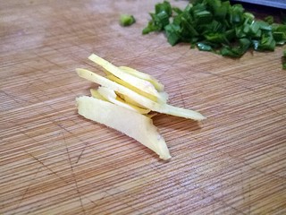5、豆角土豆面,生姜切片
