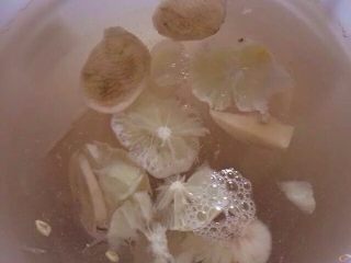 4、水果酵素（龙眼雪莲果柠檬）,加工食材，龙眼去皮去核、雪莲果去皮切片、柠檬去仔切片（环保酵素清洗水果能有效去除残留农药），将加工好的食材倒进溶好糖的酵素桶内，倒入激活了的菌粉搅拌均匀