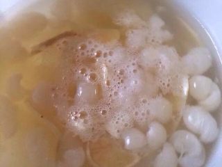 6、水果酵素（龙眼雪莲果柠檬）,12小时后每天搅拌2-3次，酵素桶表面起了一些泡泡，把浮在表层的食材轻轻用搅拌勺往下按，让食材充分浸泡在液体当中，使之发酵更加充分