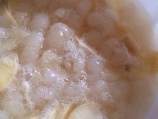 8、水果酵素（龙眼雪莲果柠檬）,发酵65小时，表面看起来泡沫变少，发酵基本完成，闻起来有酒酿的香味，尝起来酸大于甜，且略带麻舌感，可以起桶