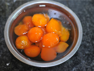 1、蛋黄酥,所有的食材准备好，咸蛋黄用植物油浸泡三天