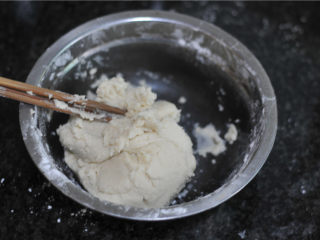 2、蛋黄酥,先制作油酥，120克低粉放入60克猪油，和成油酥面团，家庭揉匀的油酥面团分成12份，每份约14克