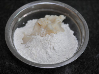 3、蛋黄酥,150克中筋面粉放入50克猪油，5克糖，65克水，混合均匀揉成面团，盖上保鲜膜松弛20分钟左右