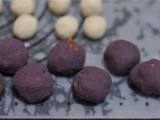 4、蛋黄酥,红豆沙分成12分，每份25克，搓圆备用