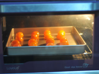 5、蛋黄酥,蛋黄放入烤箱，170度烤5分钟