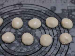 6、蛋黄酥,松弛好的油皮平分成12份，每份23克左右