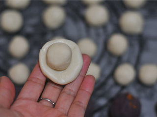 7、蛋黄酥,把油酥放在油皮中间，包好封口，团圆