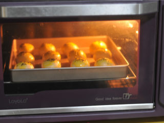 11、蛋黄酥,烤箱上下火180度烤25分钟，出炉后放至不烫就可以食用啦