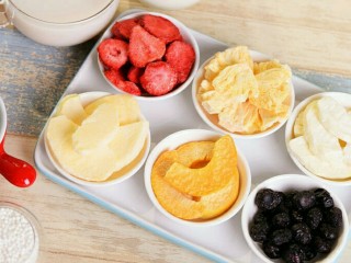 2、你没有参加过的水果捞欢趴,原料色泽很诱人，好原料才能出好东西