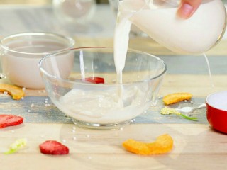 4、你没有参加过的水果捞欢趴,准备椰浆100ML，牛奶200ML，搅拌均匀后，放入冷却后的西米；