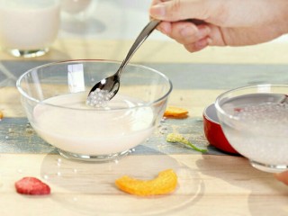 5、你没有参加过的水果捞欢趴,搅拌均匀确保西米不黏在一起；