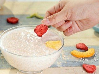 6、你没有参加过的水果捞欢趴,将冻干果干按照喜好放入拌入西米的椰浆牛奶中，冻干水果复水后即可享用美味水果捞；