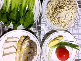 1、豆腐黄鱼虾仁面,准备食材;