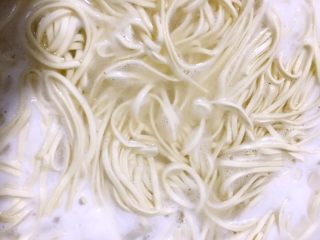 2、豆腐黄鱼虾仁面,洗煮面条,手擀面、鲜面、挂面,都可以。开水入面,加少许盐,入味;