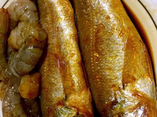 3、豆腐黄鱼虾仁面,黄鱼、虾仁,用生抽、糖腌制几分钟