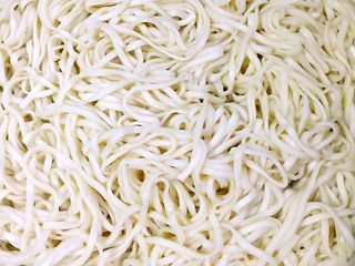 4、豆腐黄鱼虾仁面,面条沥水备用;