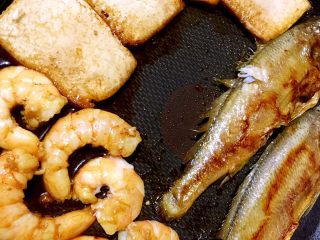 5、豆腐黄鱼虾仁面,煎豆腐、黄鱼、虾仁;
