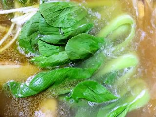 6、豆腐黄鱼虾仁面,煎豆腐、黄鱼、虾仁加开水熬汤,加入青菜,大火熬煮10分钟,改小火煮5分钟,青菜夹出备用,加入面条,小火煮5分钟,加盐(依据自己口味加鸡精或味精,如姐姐家里不吃鸡精味精);