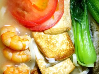 7、豆腐黄鱼虾仁面,切番茄摆盘咯