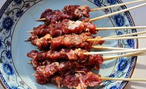 3、黑椒牛肉串,腌制1小时后用竹签串好