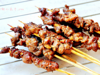 5、黑椒牛肉串,选上下火烘烤，200度烤15分钟出炉