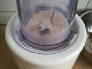 2、红豆沙糯米滋,没有糖粉的可以使用料理机将白砂糖打成粉