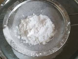 4、红豆沙糯米滋,糖粉、糯米粉和玉米淀粉过筛，这样在后面搅拌的时候会比较轻松