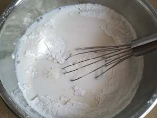 5、红豆沙糯米滋,加入牛奶搅拌至无颗粒状