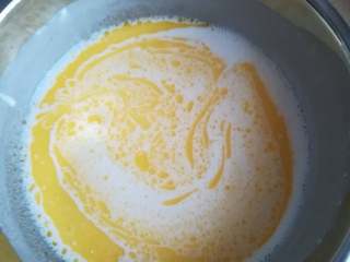 8、红豆沙糯米滋,倒入已融化的黄油进行搅拌混合