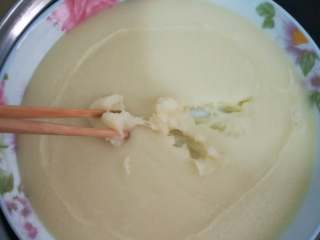 11、红豆沙糯米滋,蒸熟后的面团应该是一整块的，如果中间还是稀稀软软的说明没熟，还需要再蒸一下