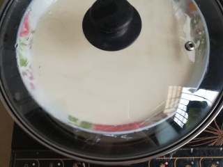 10、红豆沙糯米滋,盖上保鲜膜，大火蒸10分钟