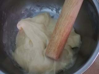 12、红豆沙糯米滋,转移至铁盆中，使用擀面杖进行捶打，经过捶打后的面团吃起来吃会有嚼劲