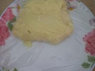 13、红豆沙糯米滋,再转移至另一干净的容器中，然后放一旁冷却。建议在碟子先铺上一层保鲜膜，这样就不会黏在碟子上，之前没想到，导致后面洗碟子时快哭死눈_눈